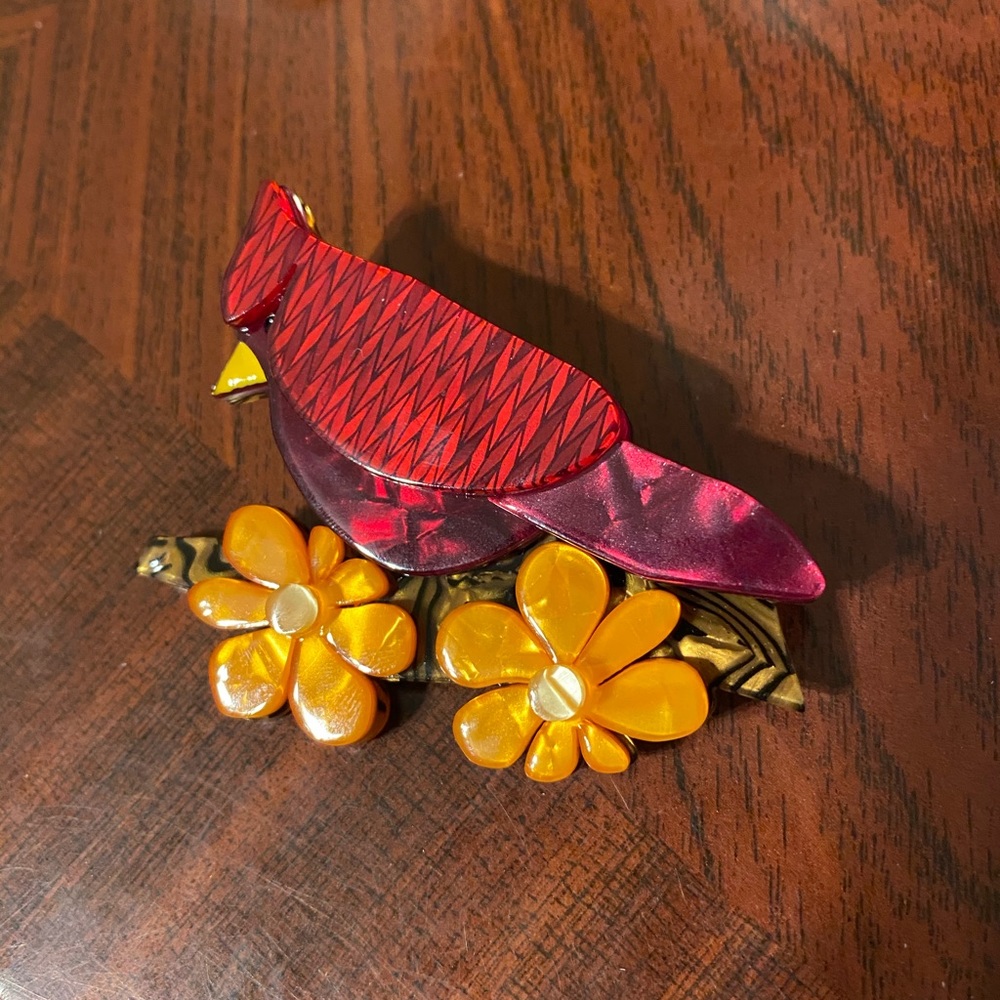 Erstwilder cardinal brooch